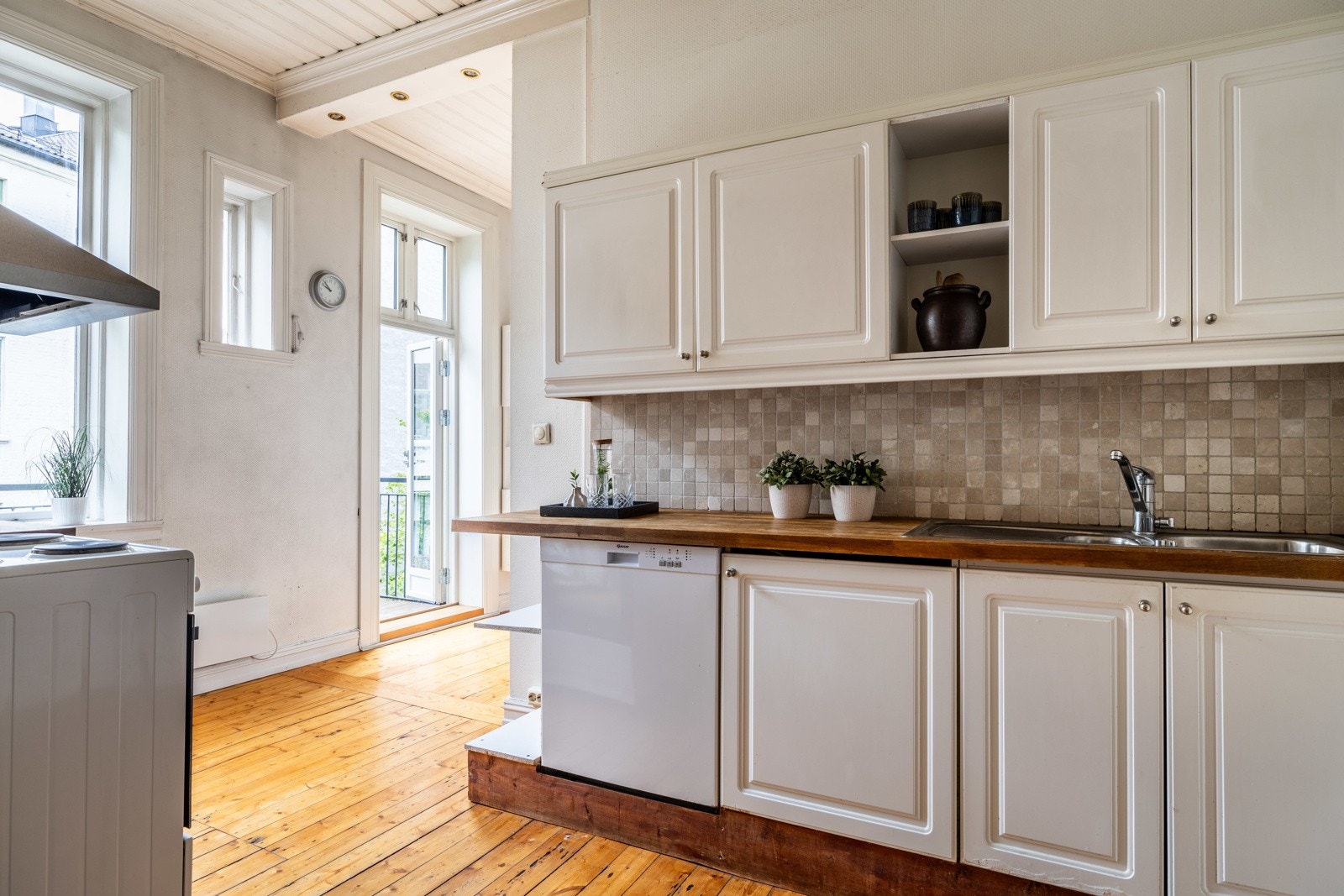 Stort kjøkken med mye av både skap- og benkeplass. Galleribilde