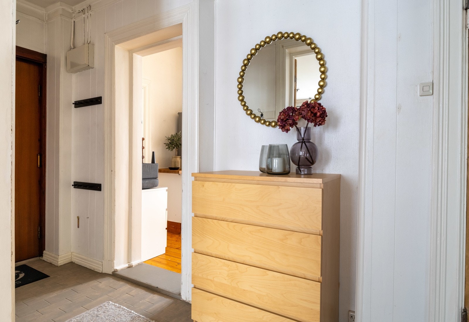 Flislagt entré med plass til ønskelige møblementer. Galleribilde