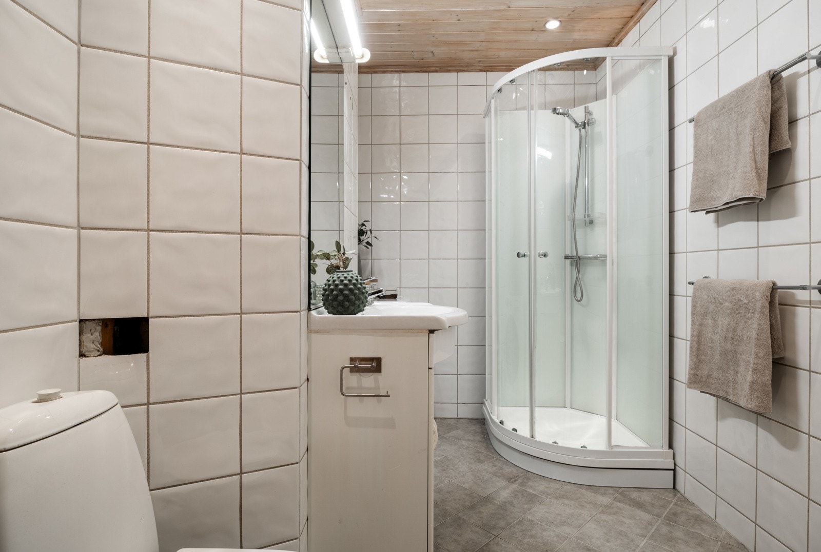 Stort baderom med gulvvarme og opplegg for vaskemaskin. Galleribilde