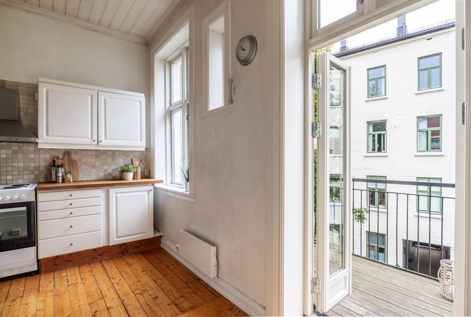 Utgang fra kjøkken til nordvestvendt balkong på 6 kvm fra 2015. Galleribilde