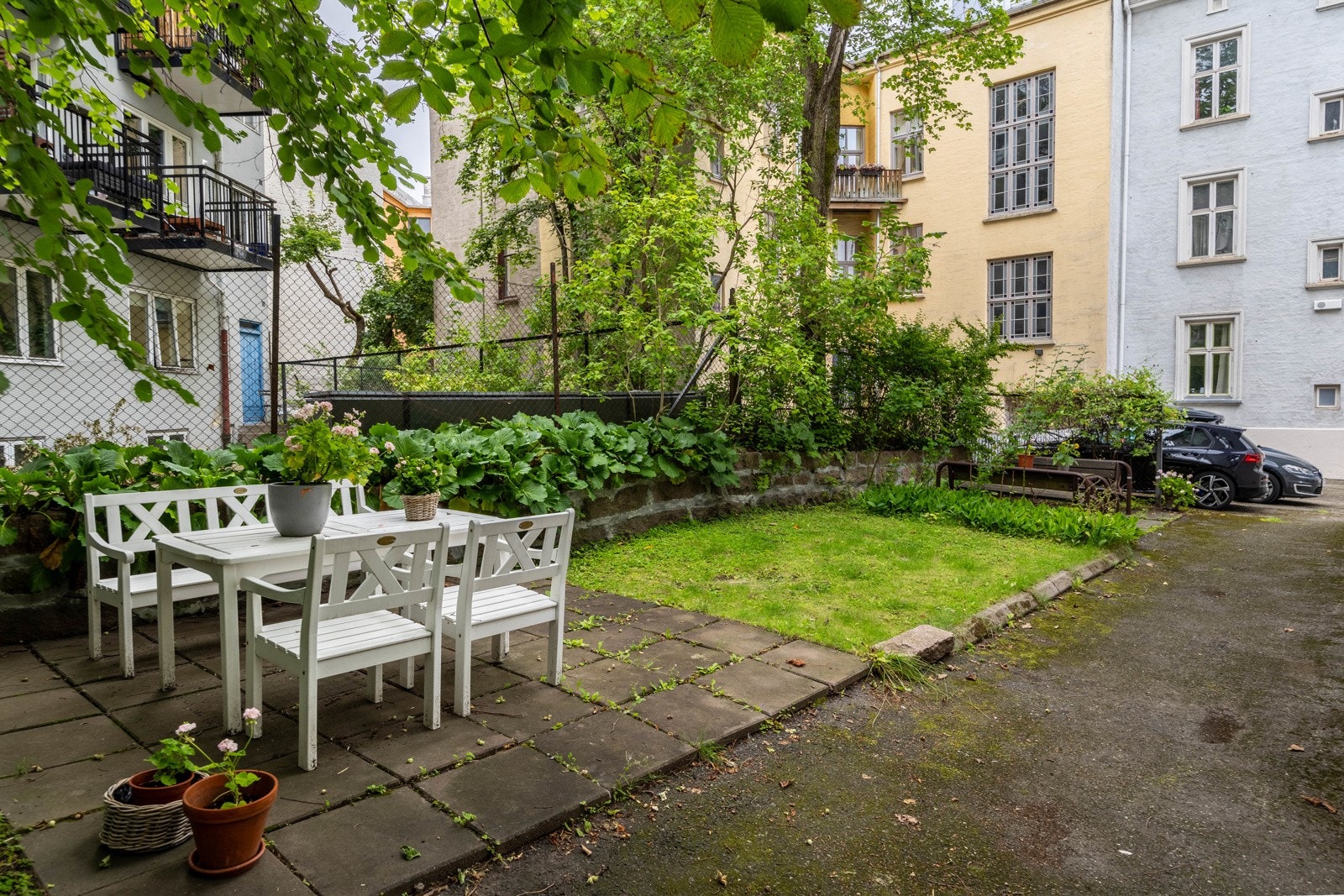 Felles hyggelig bakgård med sittegruppe. Galleribilde