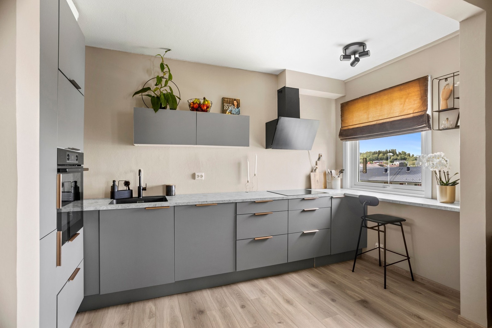 Kjøkken - 7 kvm. Oppusset i 2021 med en stilfull og moderne innredning. Galleribilde