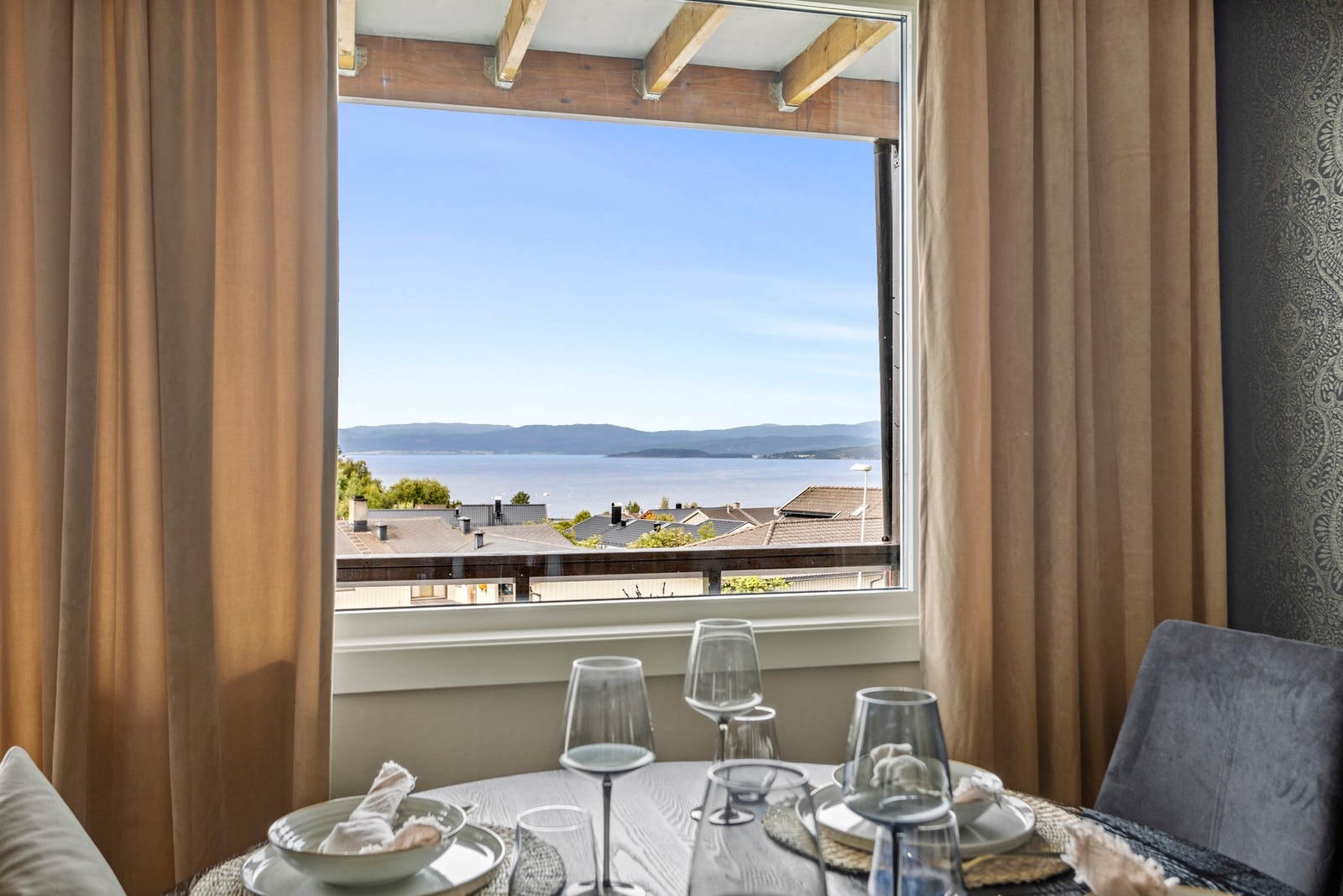 Lekker utsikt fra spisebordet Galleribilde