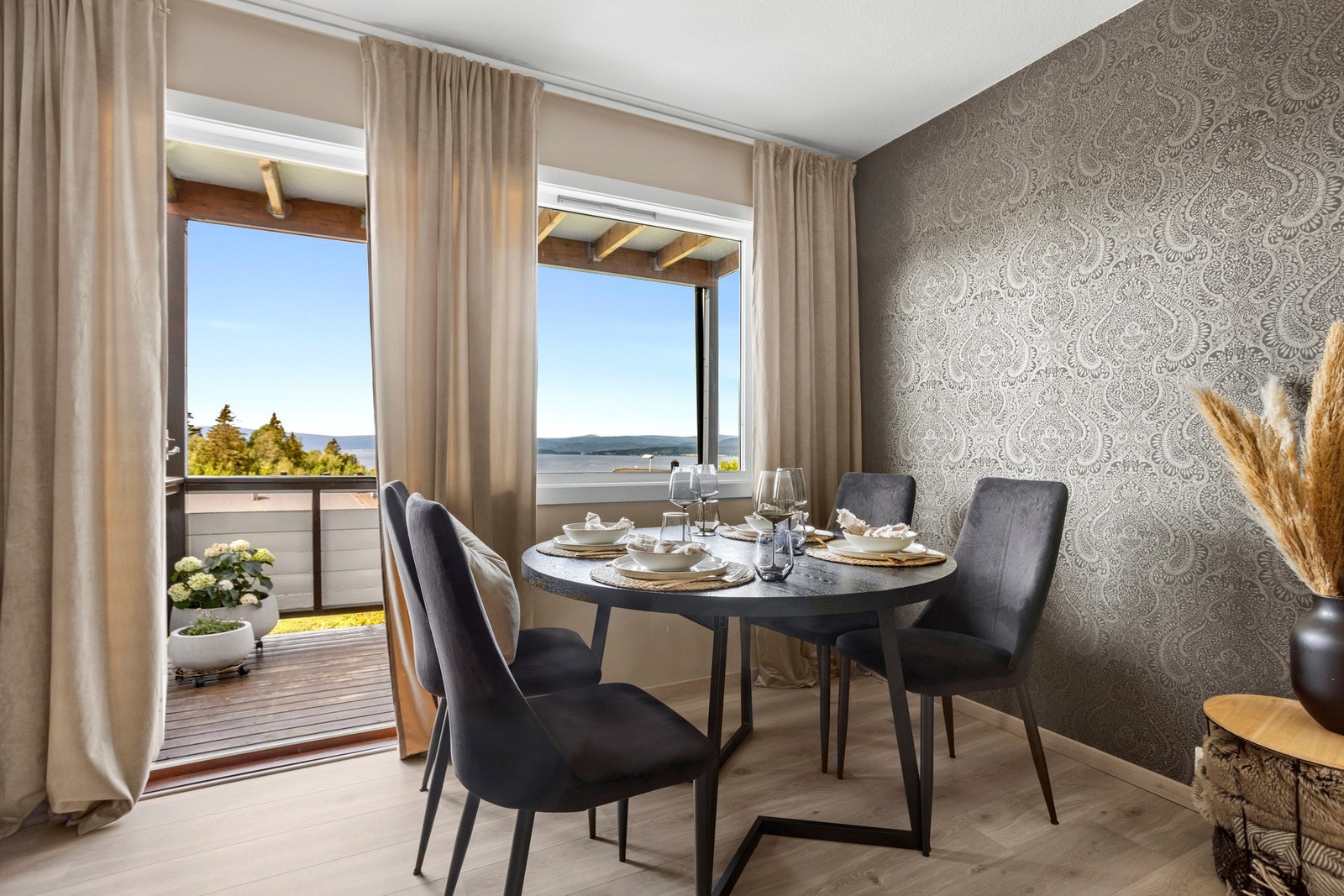 Hyggelig spiseplass som innbyr til sosialt samvær med familie og venner Galleribilde