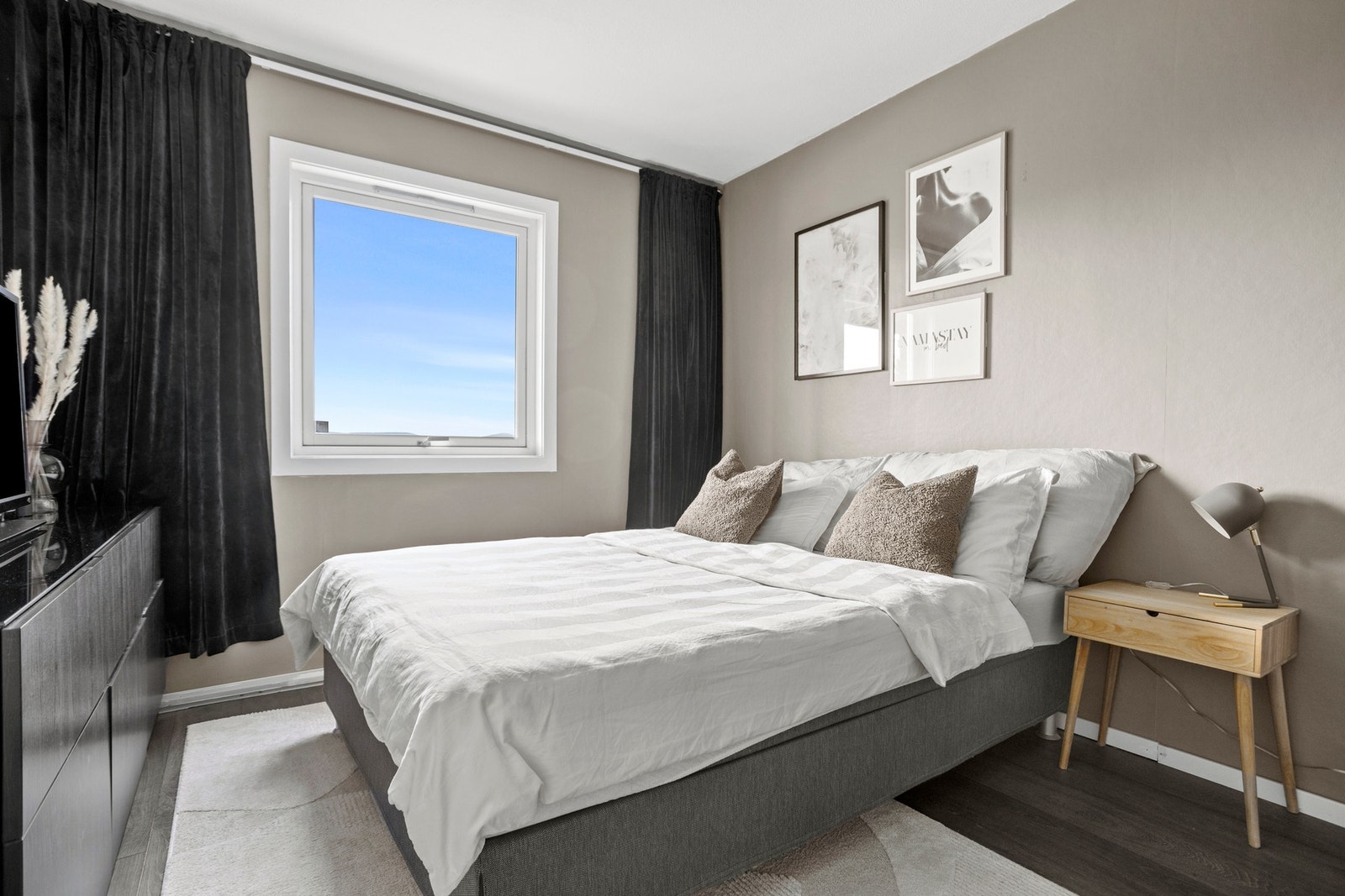 Soverom - 11 kvm. Stort rom med god plass til garderobeløsning, nattbord og dobbeltseng. Galleribilde