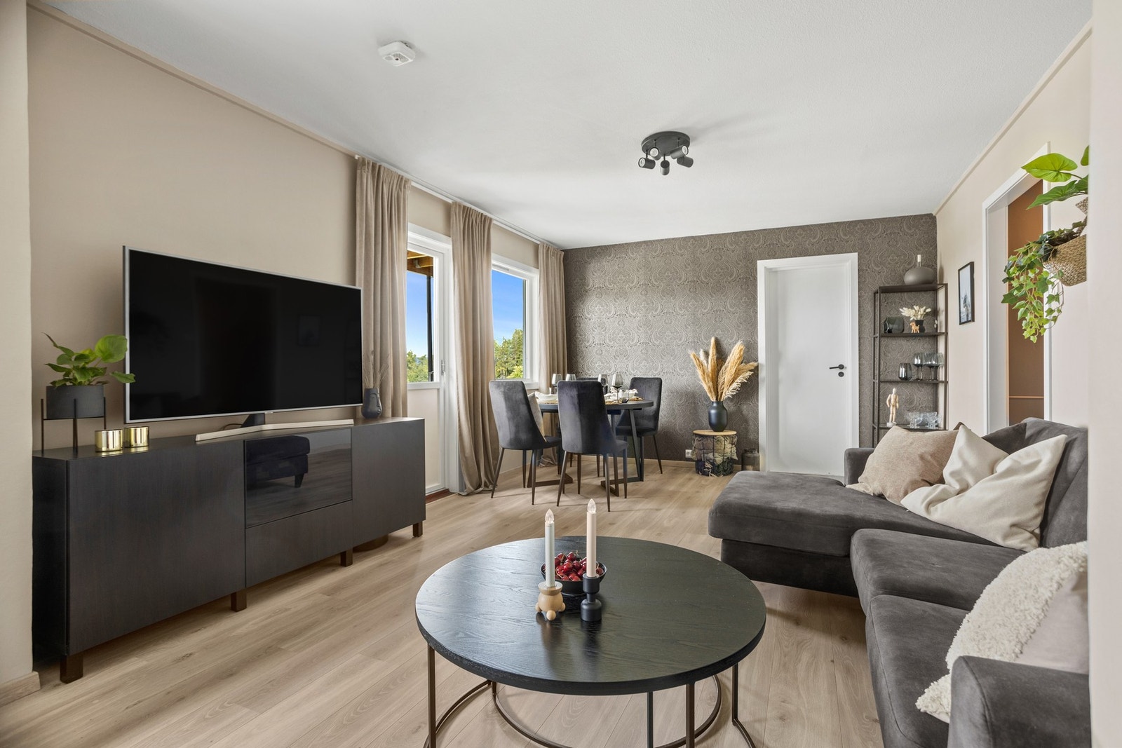 Det er god plass til både sofa og spisebord. Galleribilde