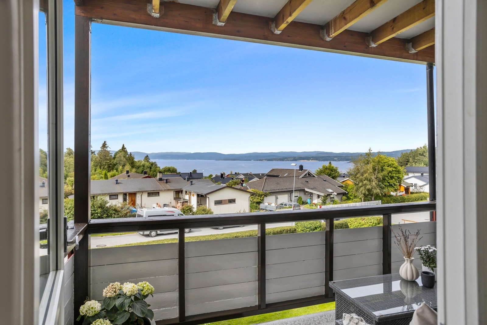 Fra stuen er det utgang til balkong - 6 kvm. Galleribilde