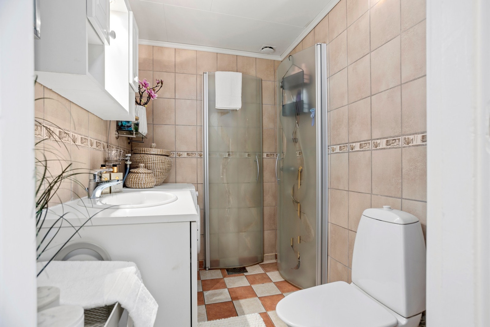 Bad - 3,5 kvm. Utstyrt med servantskap, toalett, dusj og opplegg for vaskemaskin Galleribilde