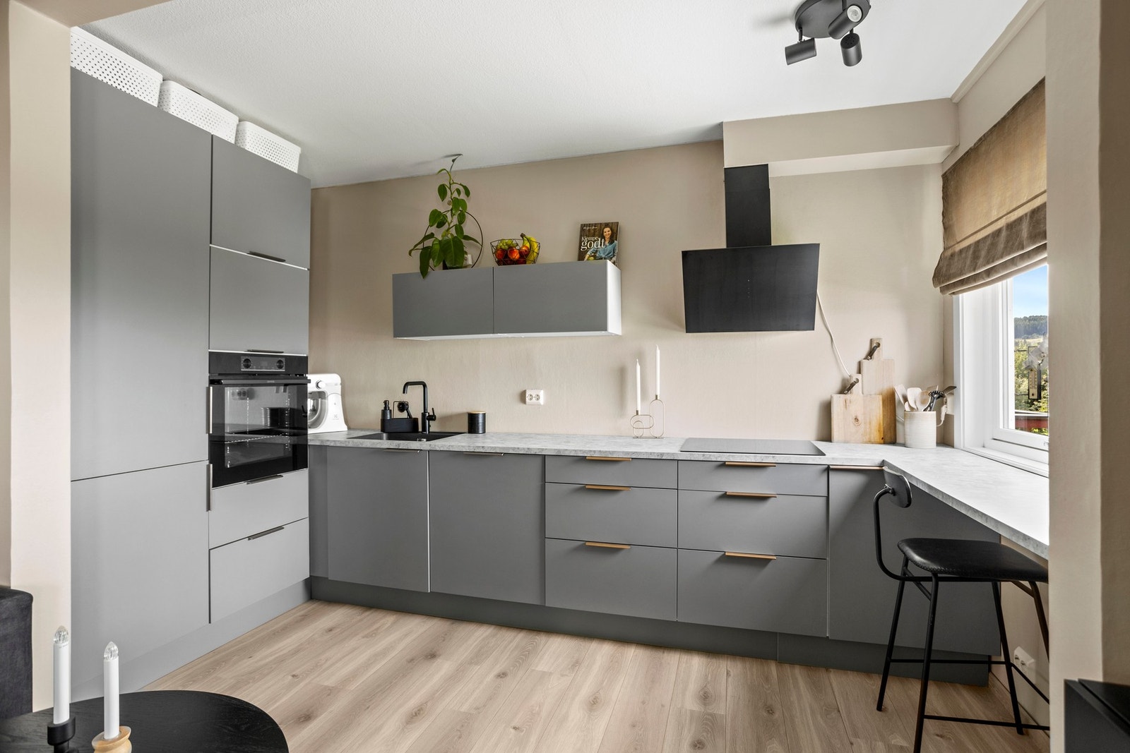 Integrerte hvitevarer. Benkeplaten er forlenget slik at man har en trivelig spiseplass foran vinduet. Galleribilde