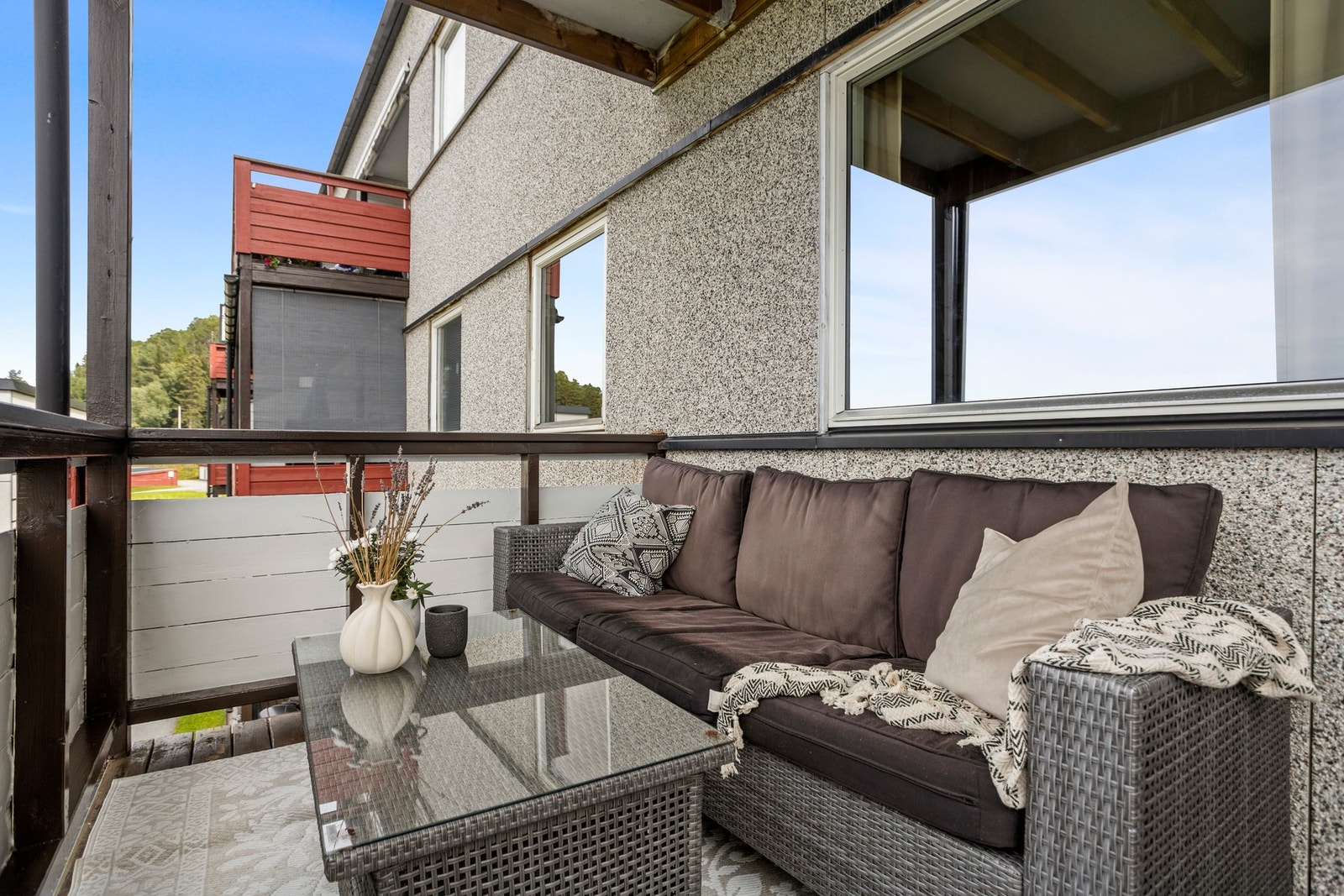 Balkongen er innredet med loungesofa Galleribilde