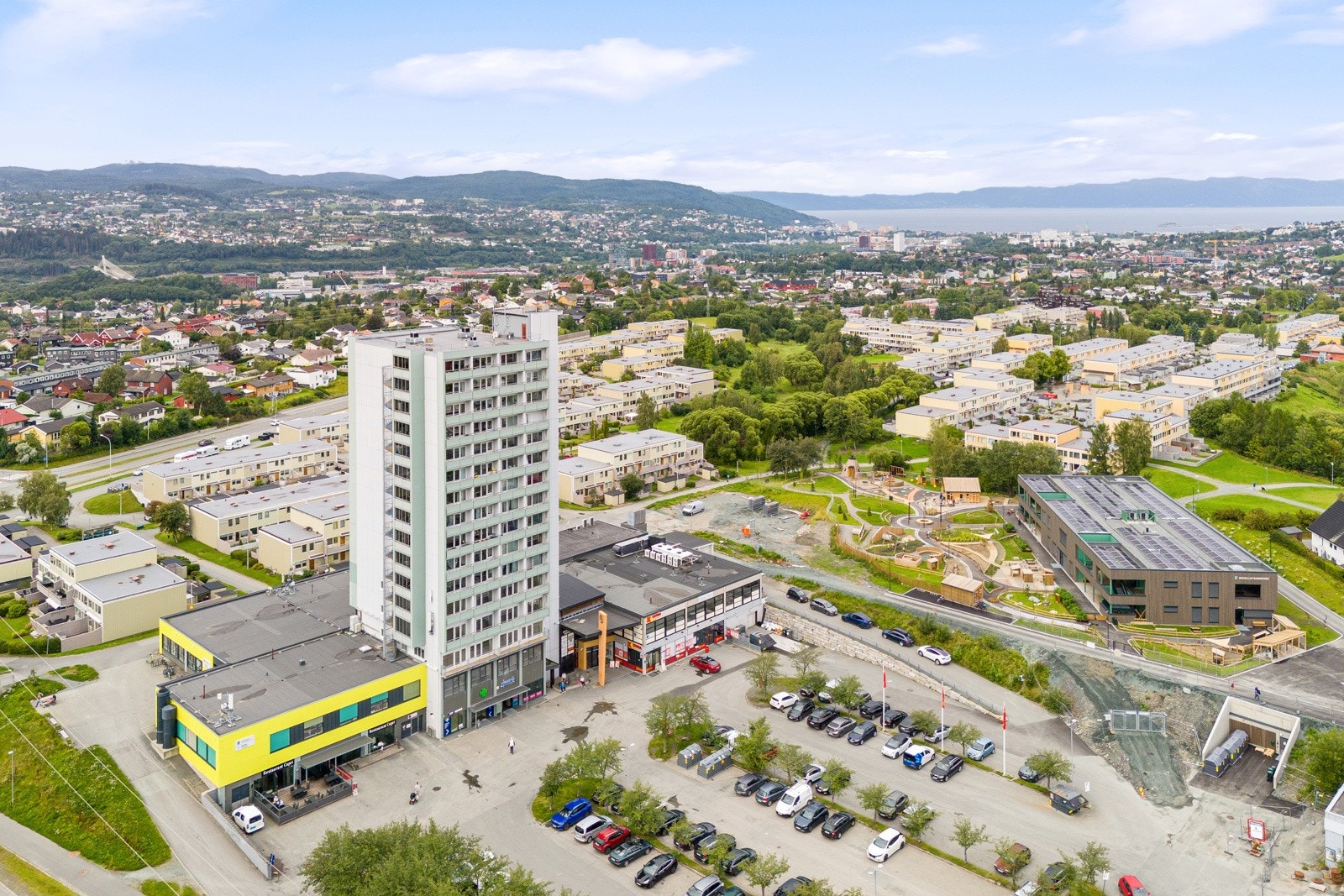 Leiligheten nyter en enestående beliggenhet i byggets toppetasje (15. etasje). Galleribilde
