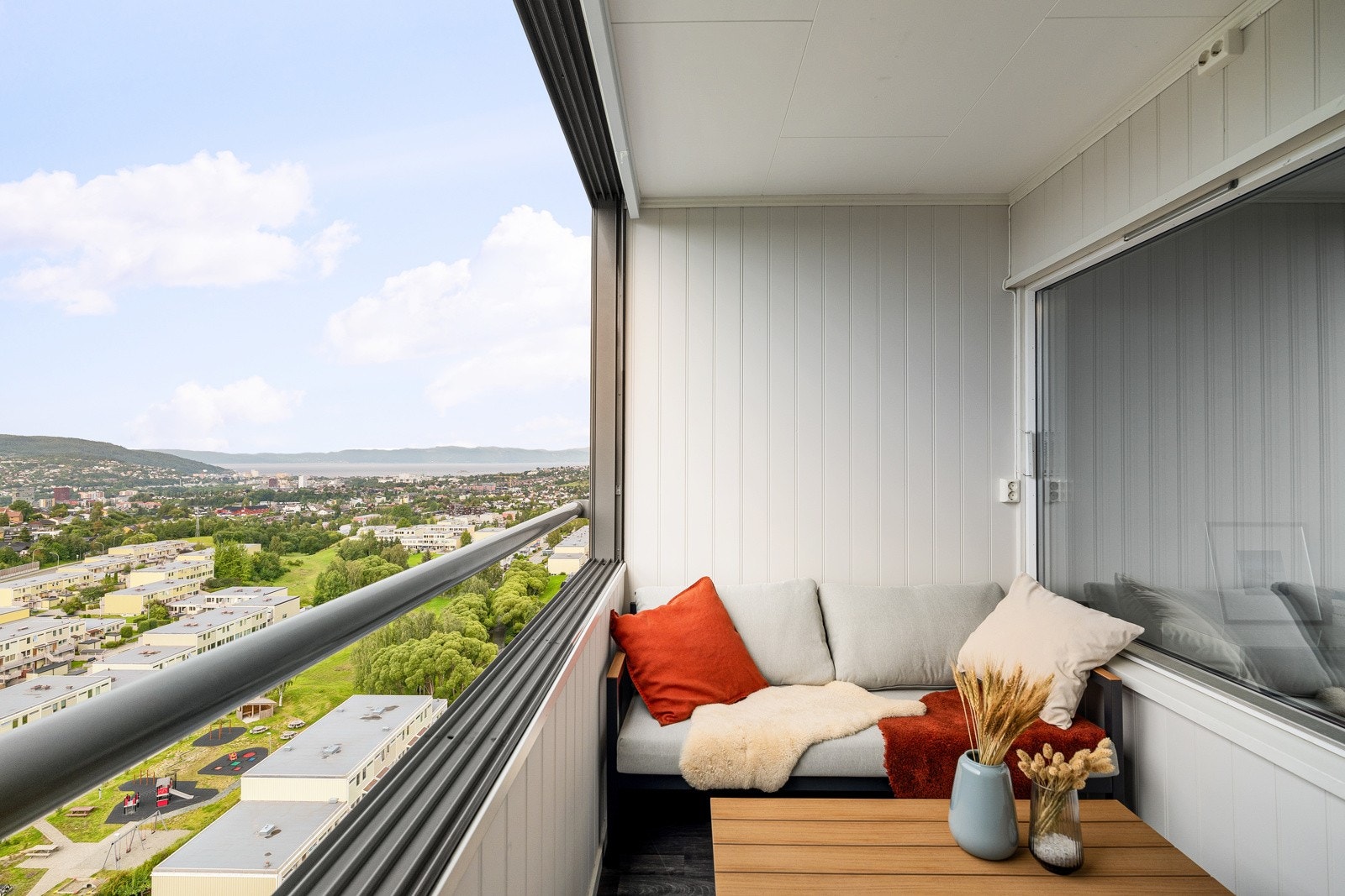 Fra stuen er det adkomst til en innglasset balkong på 6 kvm. Den fungerer som en forlengelse av rommet på sommerhalvåret, med glassdører som kan åpnes og lukkes etter behov. Galleribilde