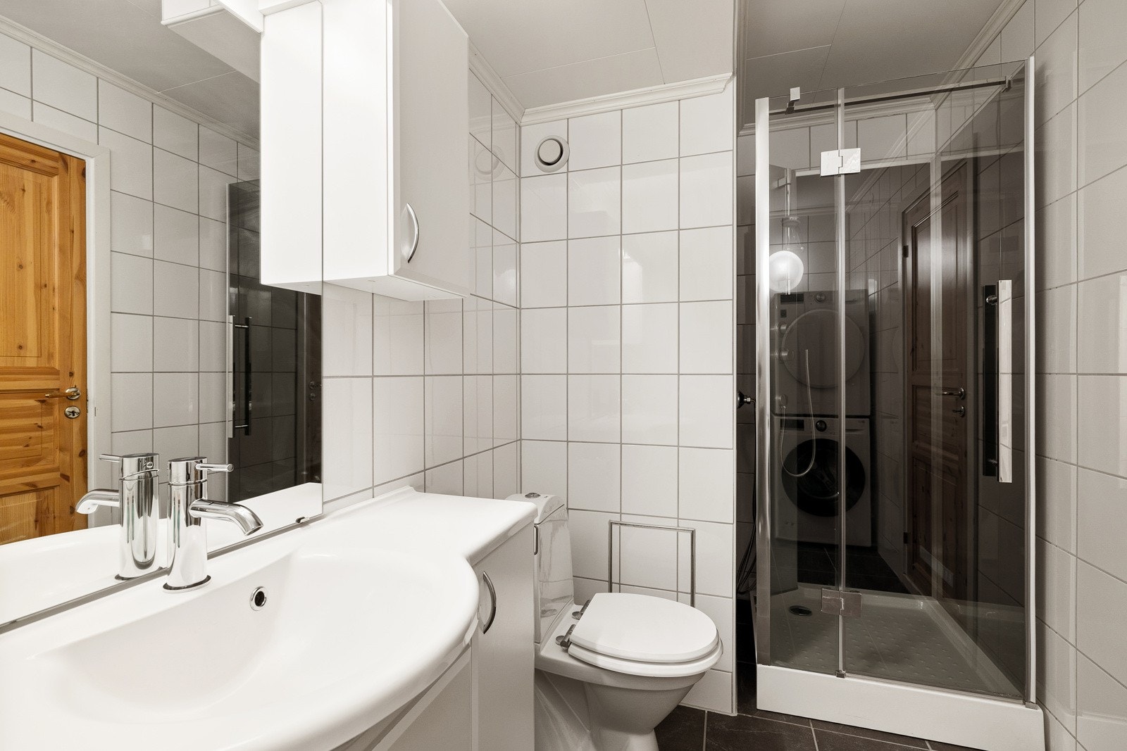 Badet har svært god oppbevaringsplass i skap, og er utover det utstyrt med opplegg for vaskemaskin, toalett og dusjkabinett. Galleribilde