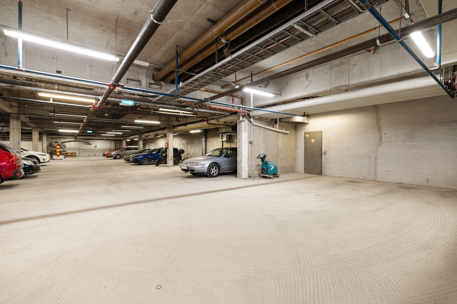 Leiligheten disponerer en egen parkeringsplass i oppvarmet parkeringskjeller. Galleribilde