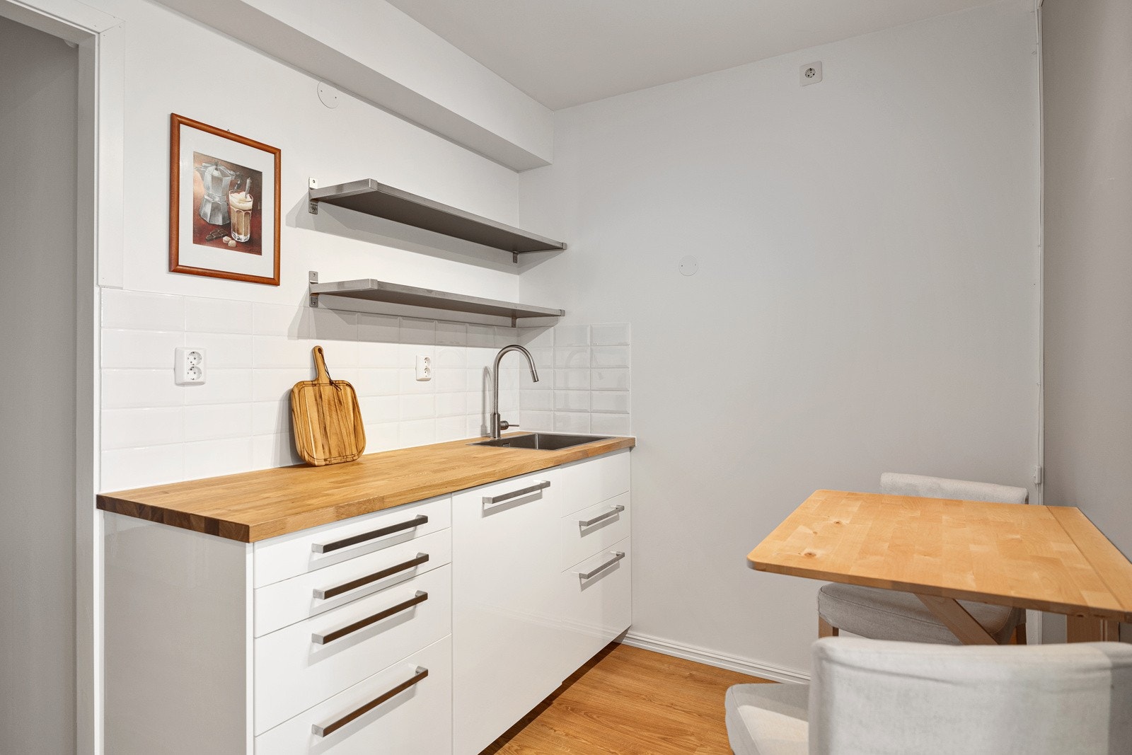 Det er gode lagringsmuligheter i skuffer og skap samt godt med benkeplass. Galleribilde