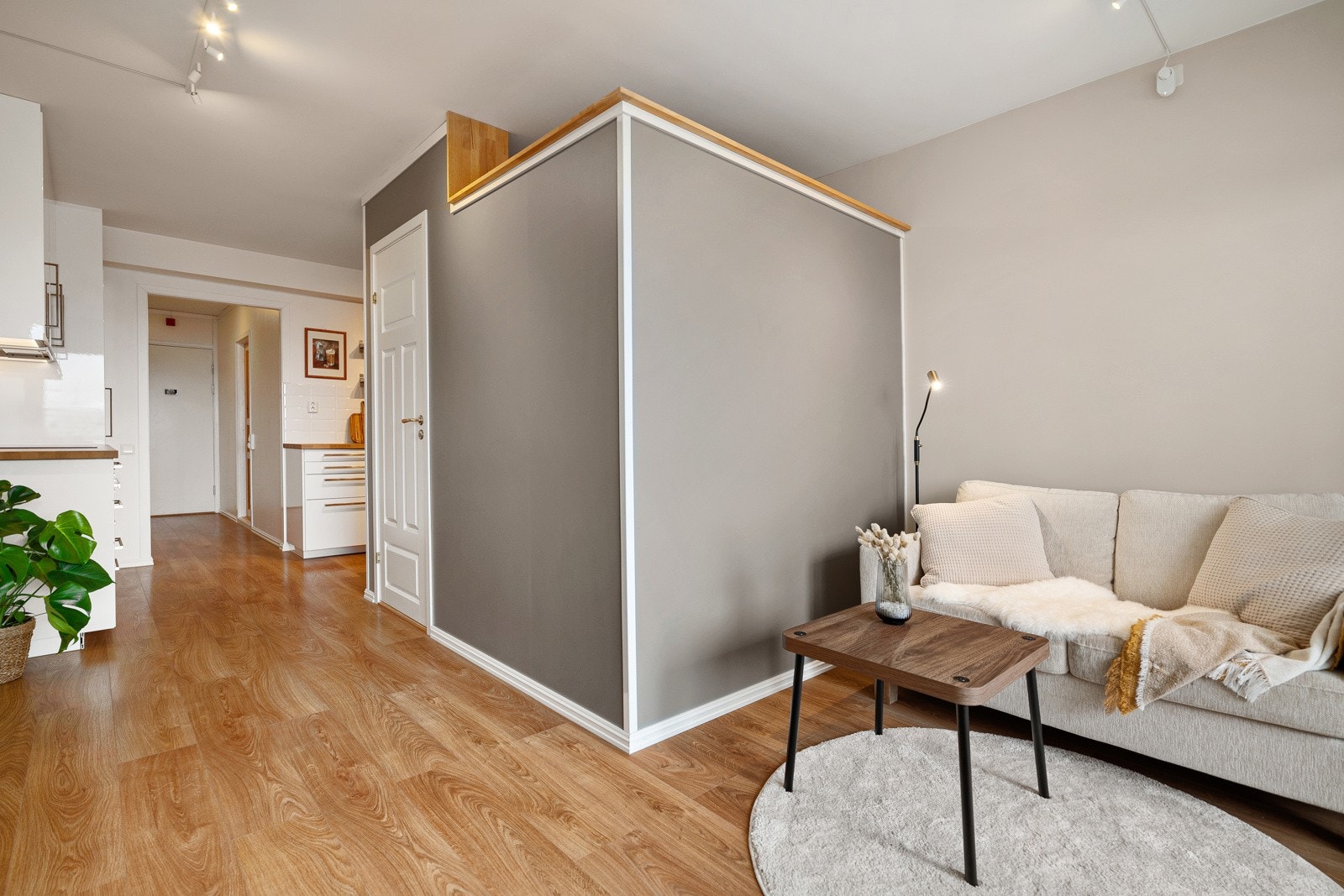 Det er oppvarming gjennom vannbåren varme i radiatorer som er inkludert i de månedlige felleskostnadene. Dette gjelder følgelig også forbruk av varmtvann. Galleribilde