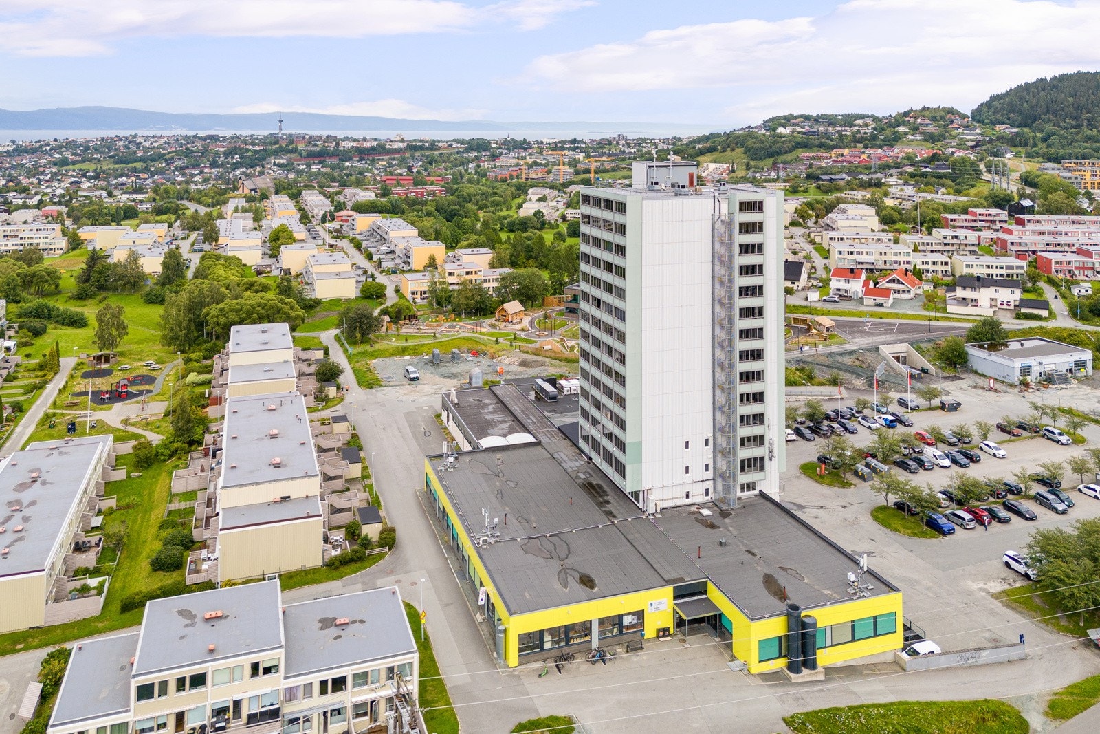 På Risvollan senter finner man blant annet apotek, kles- og garnbutikk, frisør, spisested, legesenter, tannklinikk og bibliotek. Galleribilde