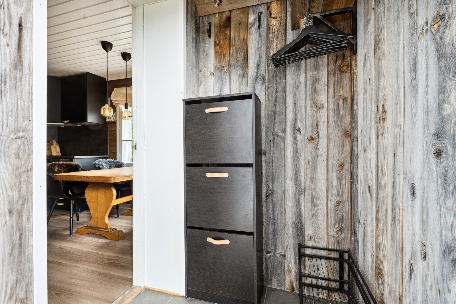 Fra entreen kommer du inntil kjøkken og stue. Galleribilde