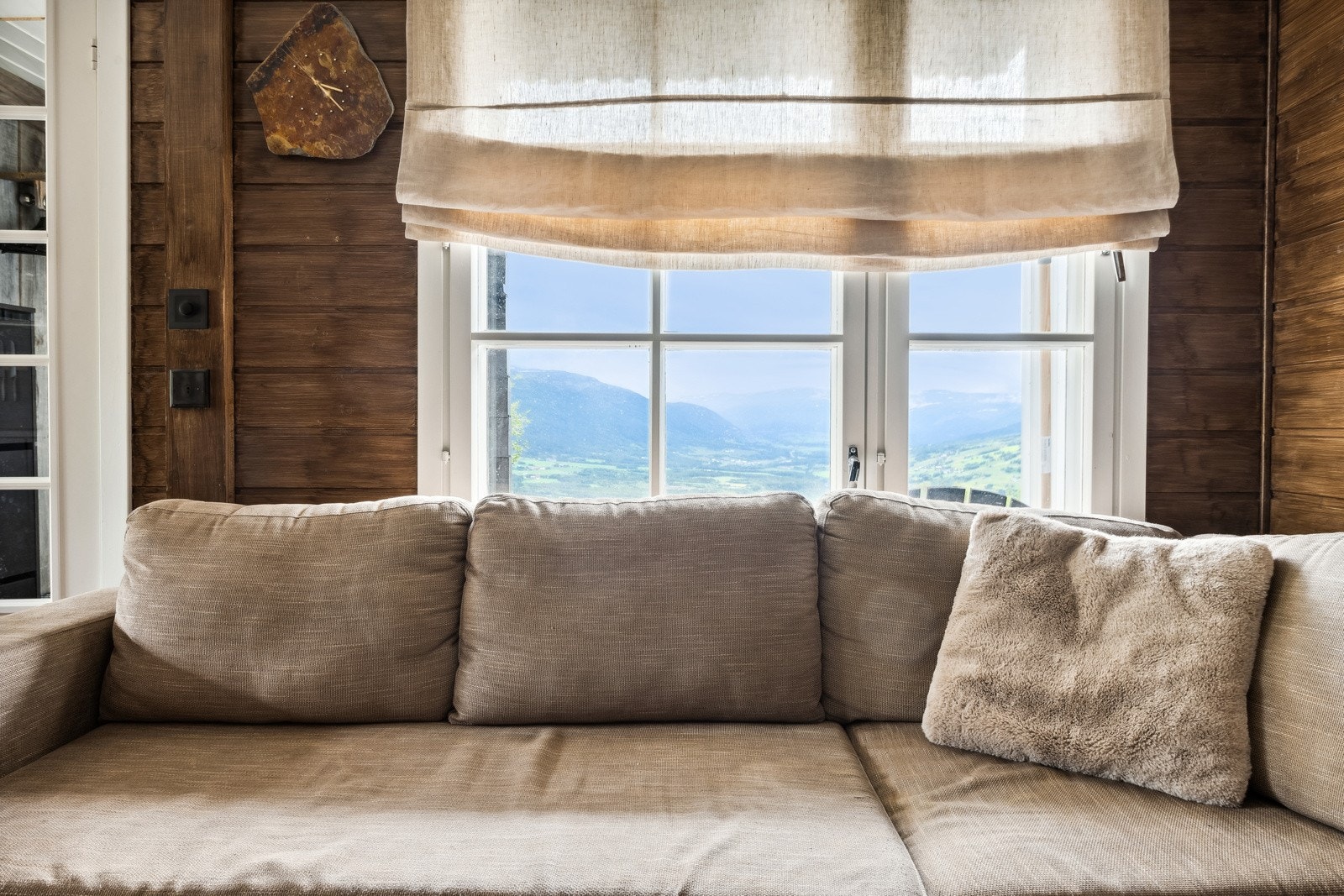 Fra stuen/kjøkken er det nydelig utsikt over Oppdal. Galleribilde