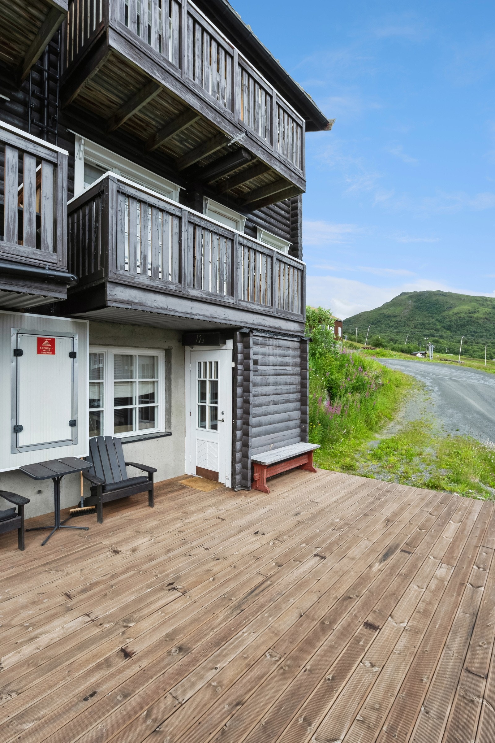 Nærmeste dagligvare ligger ca 6 min unna med bil. Galleribilde