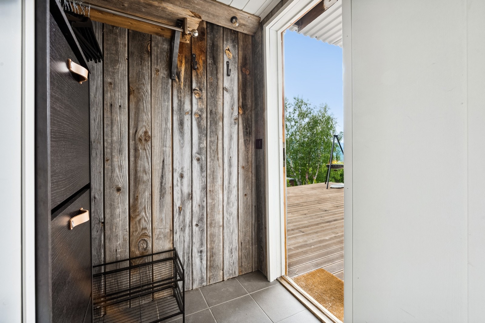 Her kan du henge ifra deg jakker og sko. Galleribilde