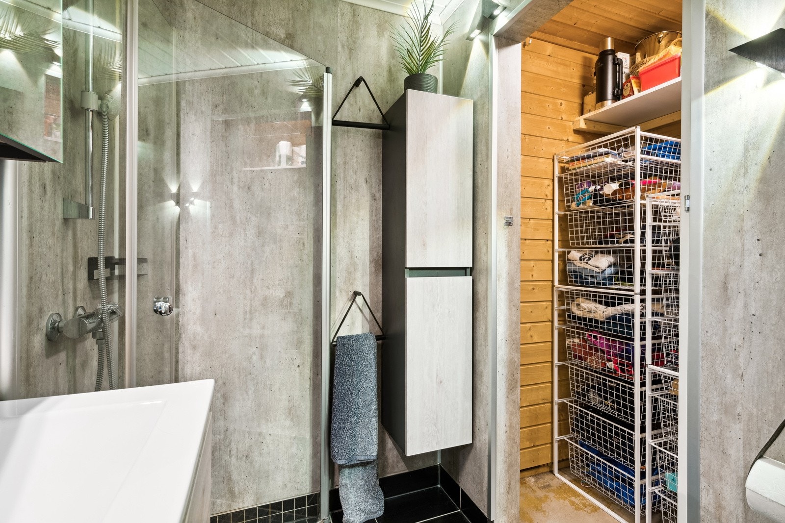 Flott bad med flislagt gulv med gulvvarme. Rommet ble oppgradert i 2019 av tidligere eier. Galleribilde