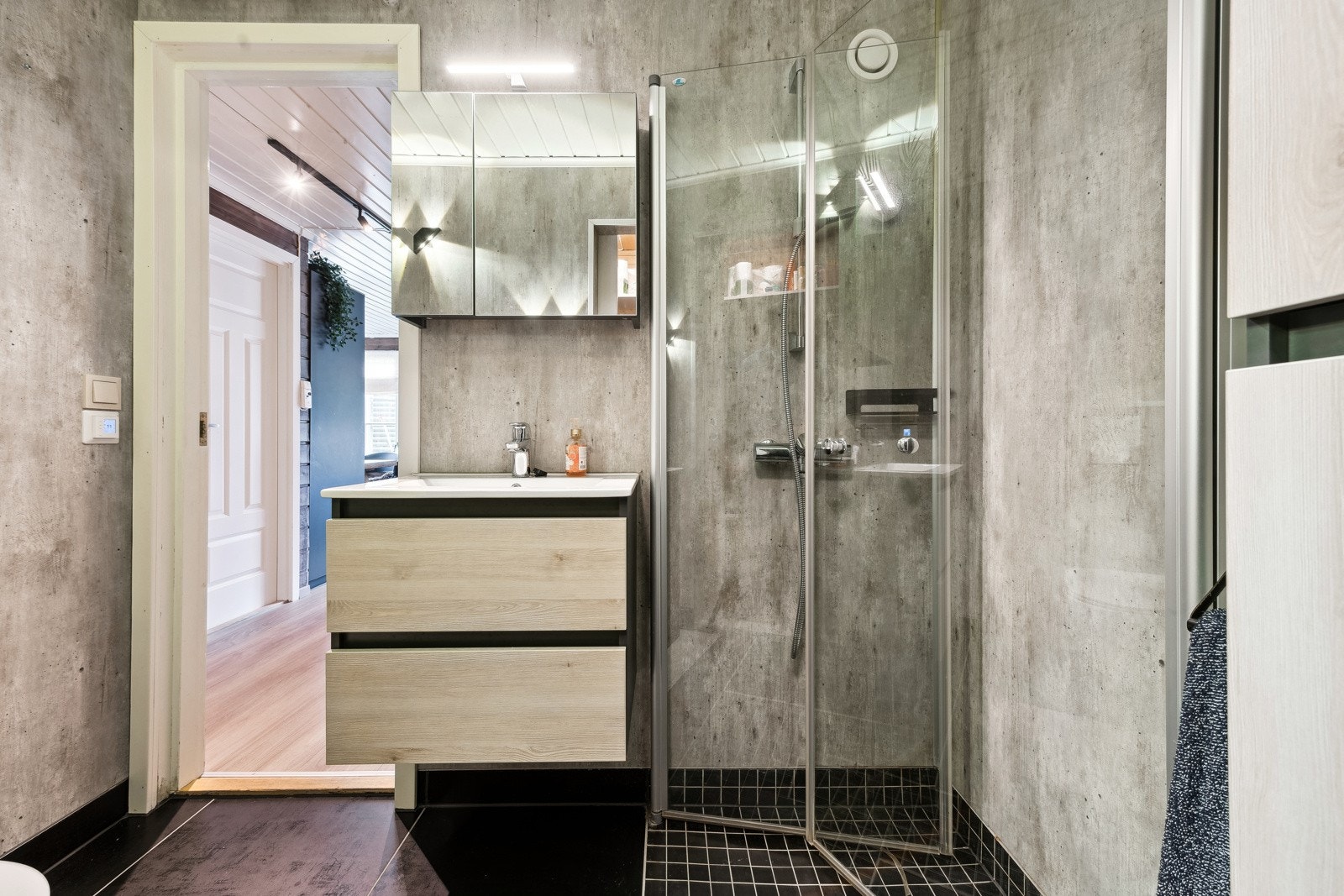 Badet er utstyrt med blant annet servantinnredning, dusjhjørne og vegghengt toalett. Galleribilde