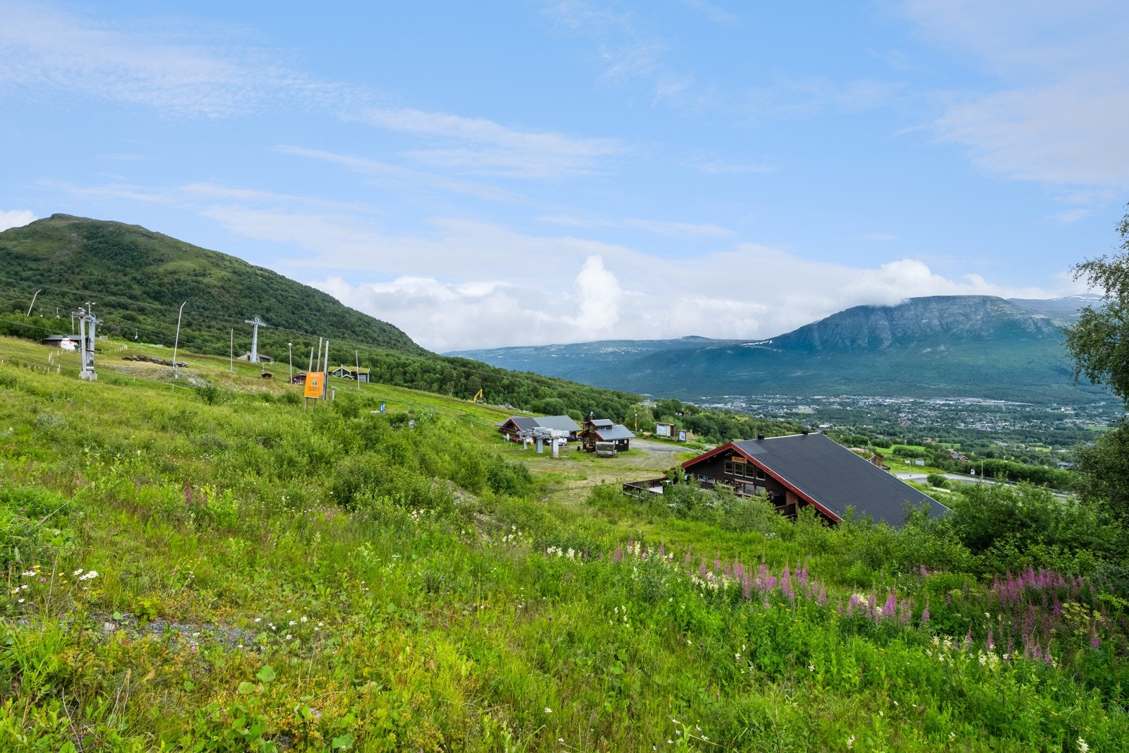 Bo midt i skibakken med spektakulær utsikt over Oppdal. Her er sommer- og vintereventyret alltid innen rekkevidde. Galleribilde