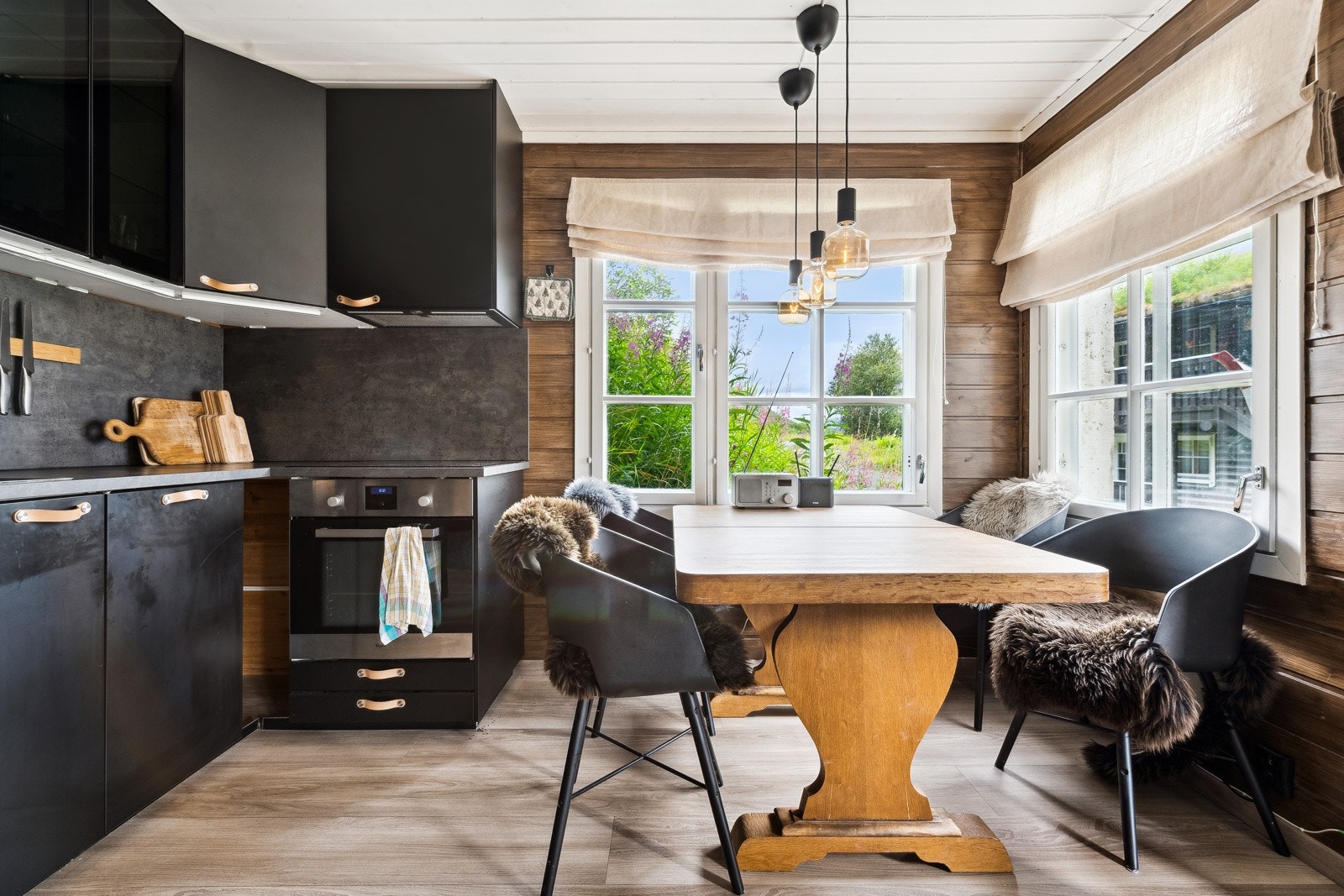 Flott IKEA kjøkken som ble oppgradert i 2019 av tidligere eier. Galleribilde