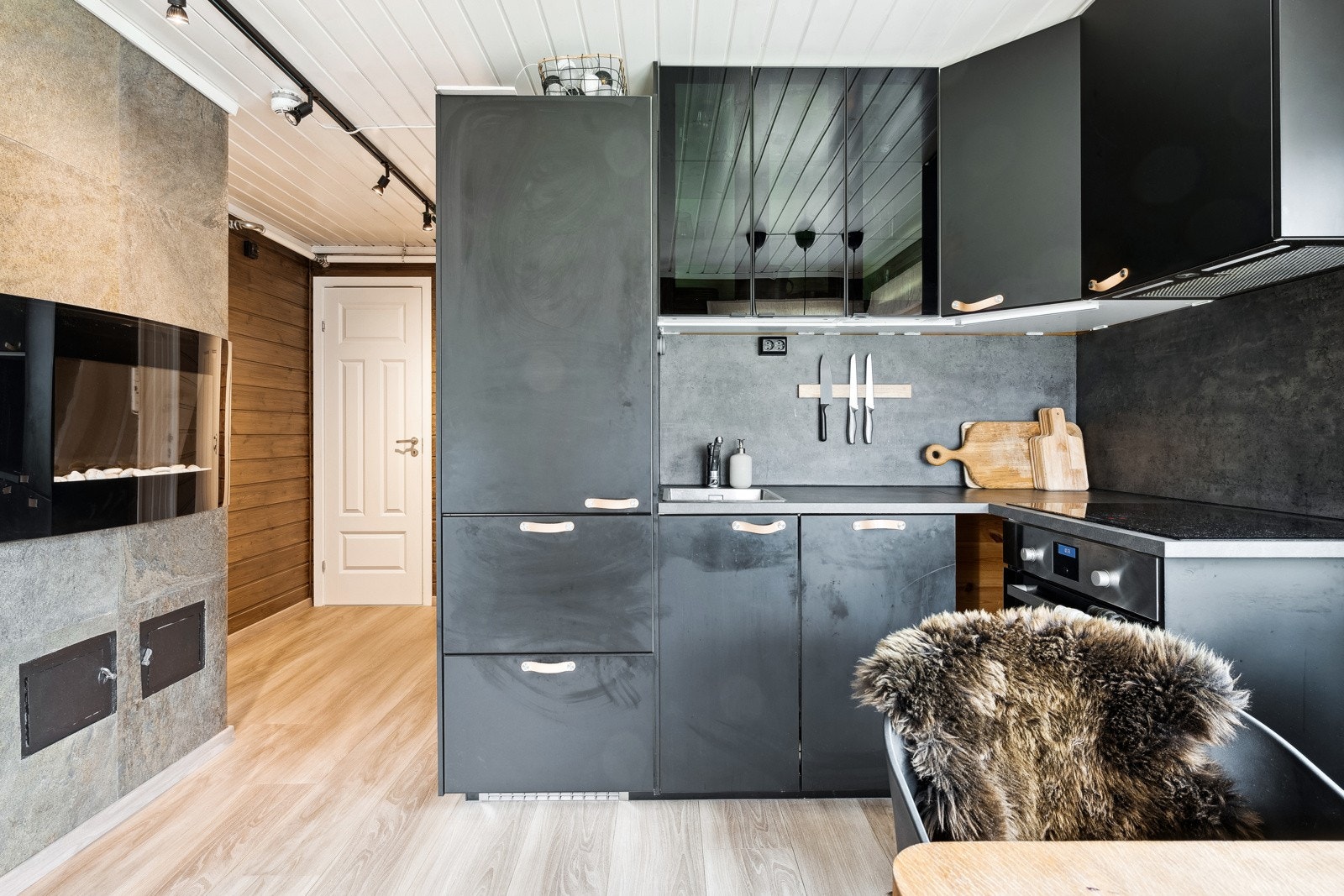 Av integrerte hvitevarer har du stekeovn, platetopp, oppvaskmaskin og kjøleskap. Galleribilde