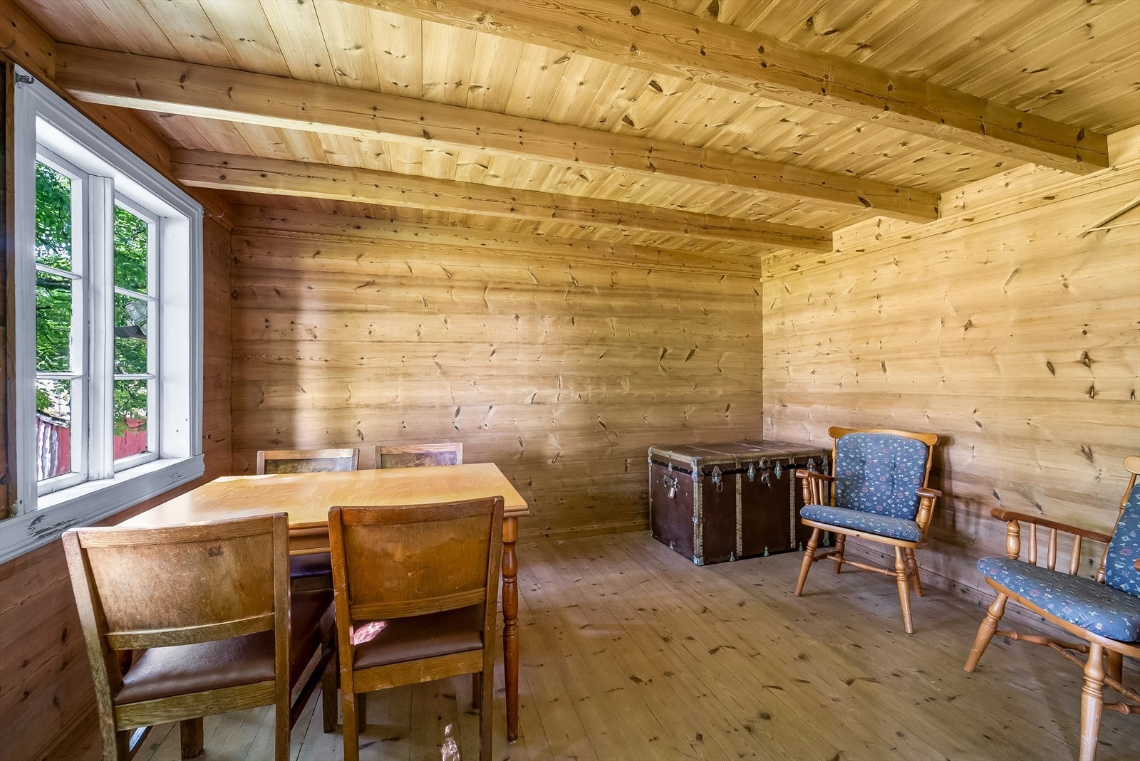 Stue mot vest i originale stokkevegger. Galleribilde