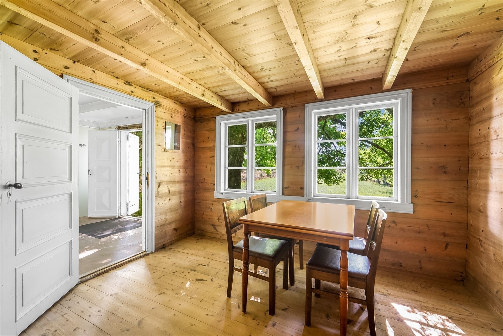 Stue i front med fin utsikt mot hagen og jordene. Galleribilde