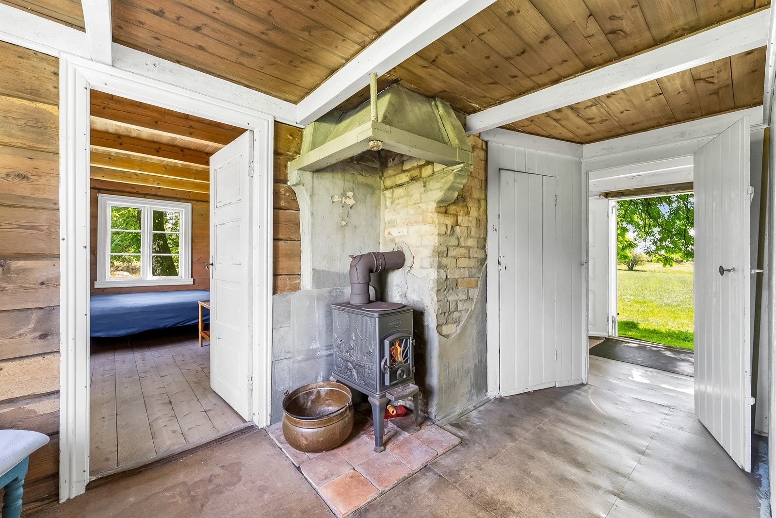 Kjøkkenet er ribbet for å bygges opp på nytt. Nyere vedovn er installert og er i bruk. Galleribilde