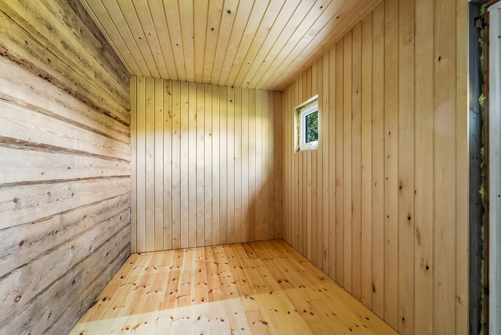 Bislaget har original stokkevegg, nytt gulv og ny panel på gulv og vegger. Galleribilde