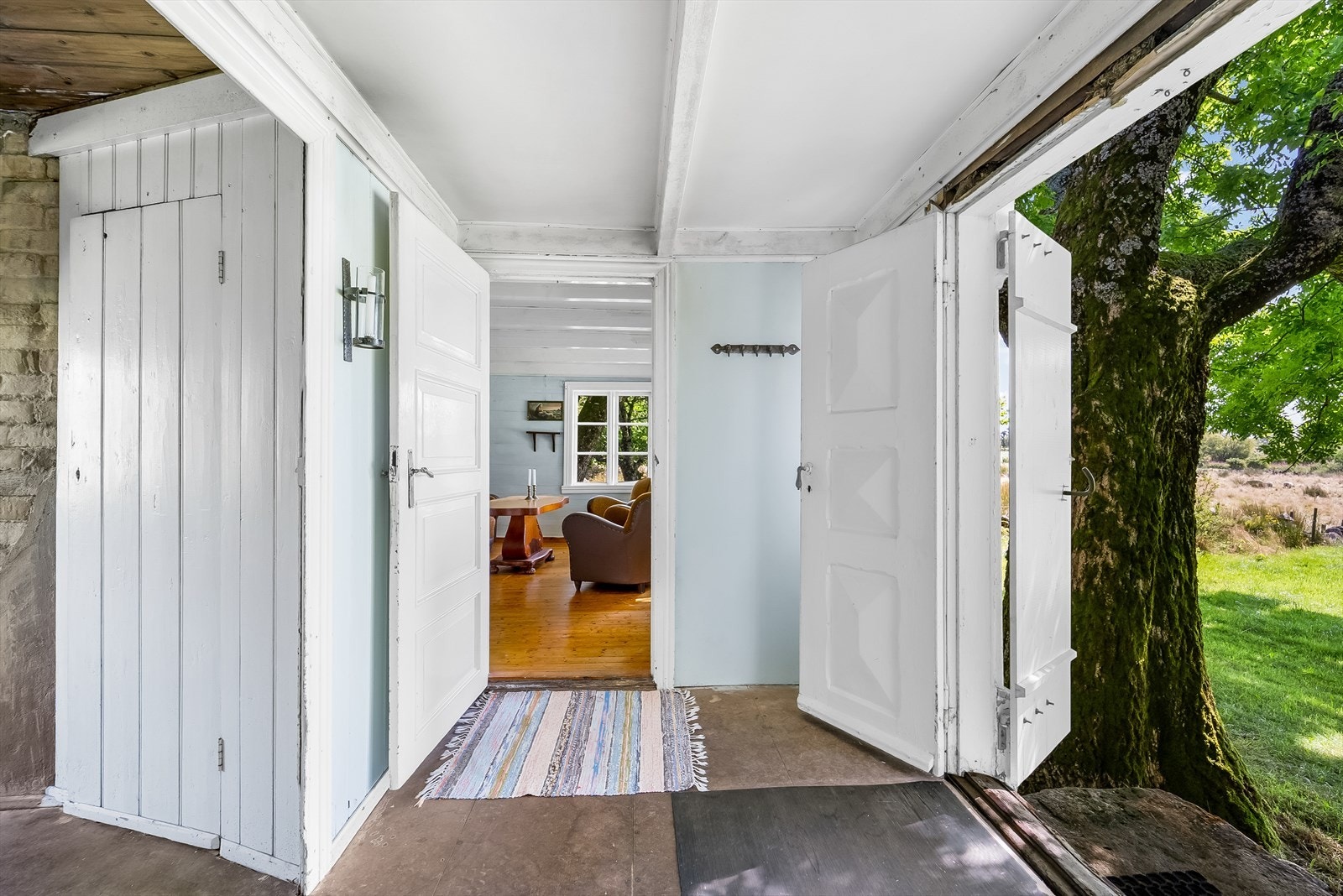 En flott steintrapp og en tofløyet dør ligger i front og ønsker deg velkommen inn. Galleribilde