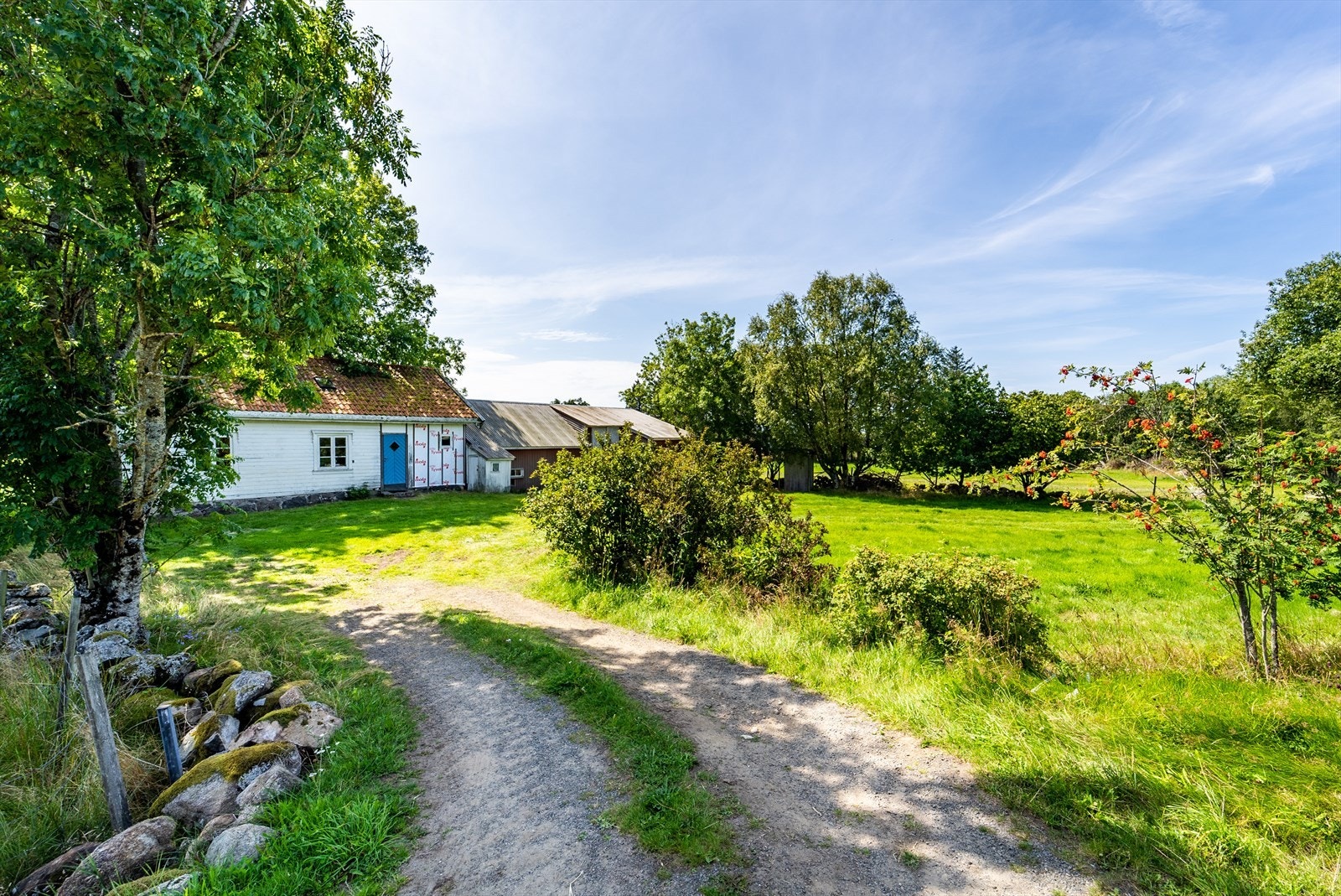 Idyllisk beliggende eiendom med stort potensiale. Galleribilde