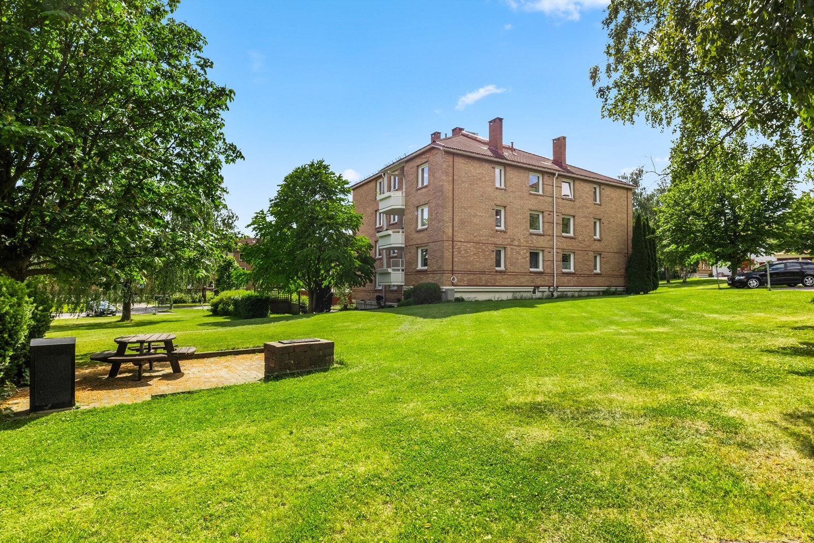Teisen gård barnehage (3-6 år) på feltet samt 5 minutter gange til Bryn barneskole. Fine turområder ved Skøyen Hovedgård, Alnaeva, Hovindammen, Østensjøvannet og Østmarka. Galleribilde