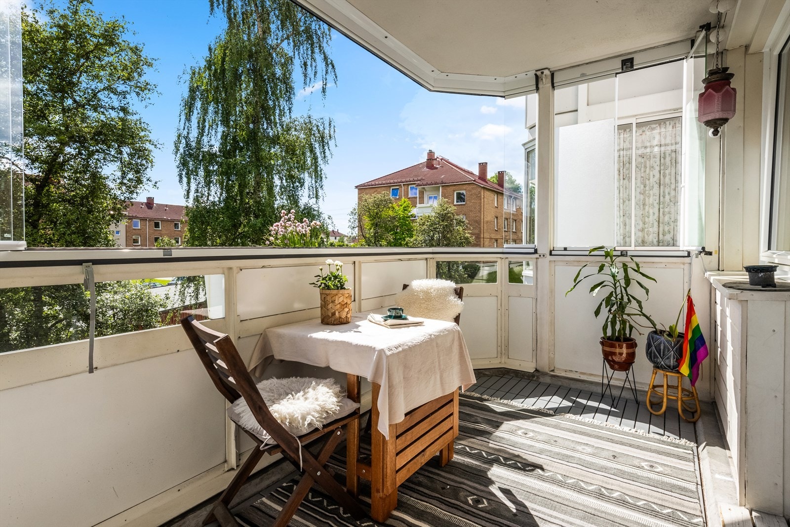Fra stuen er det utgang til en 7 kvm solrik balkong med en grønt utsyn, sol fra morgen til kveld. Balkongen er innglasset og fungerer som en forlengelse av stuen. Galleribilde