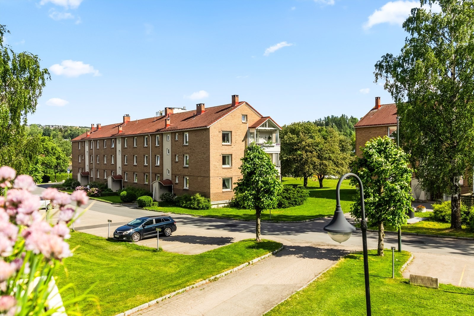 Sjarmerende utsyn over nabolaget. Balkongen har stikkontakt og utebelysning. Galleribilde