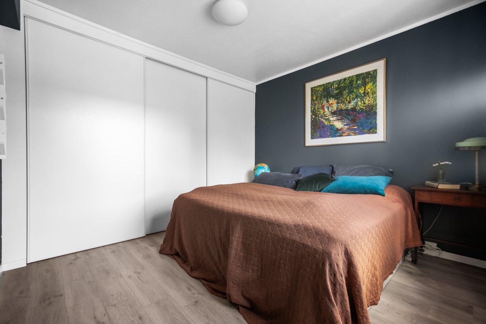 Hovedsoverommet har plass til stor seng og nattbord på hver side, praktisk skyvedørsgarderobe medfølger salget. Galleribilde