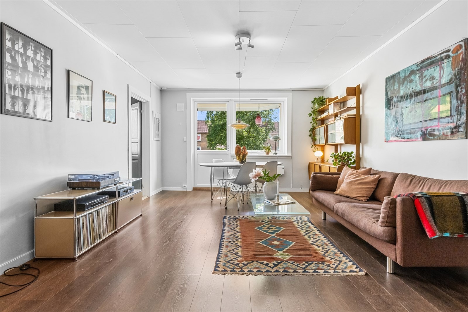 Stor stueavdeling med særdeles god møbleringsfrihet. Her er det plass til en stor sofa- og spisegruppe. Galleribilde