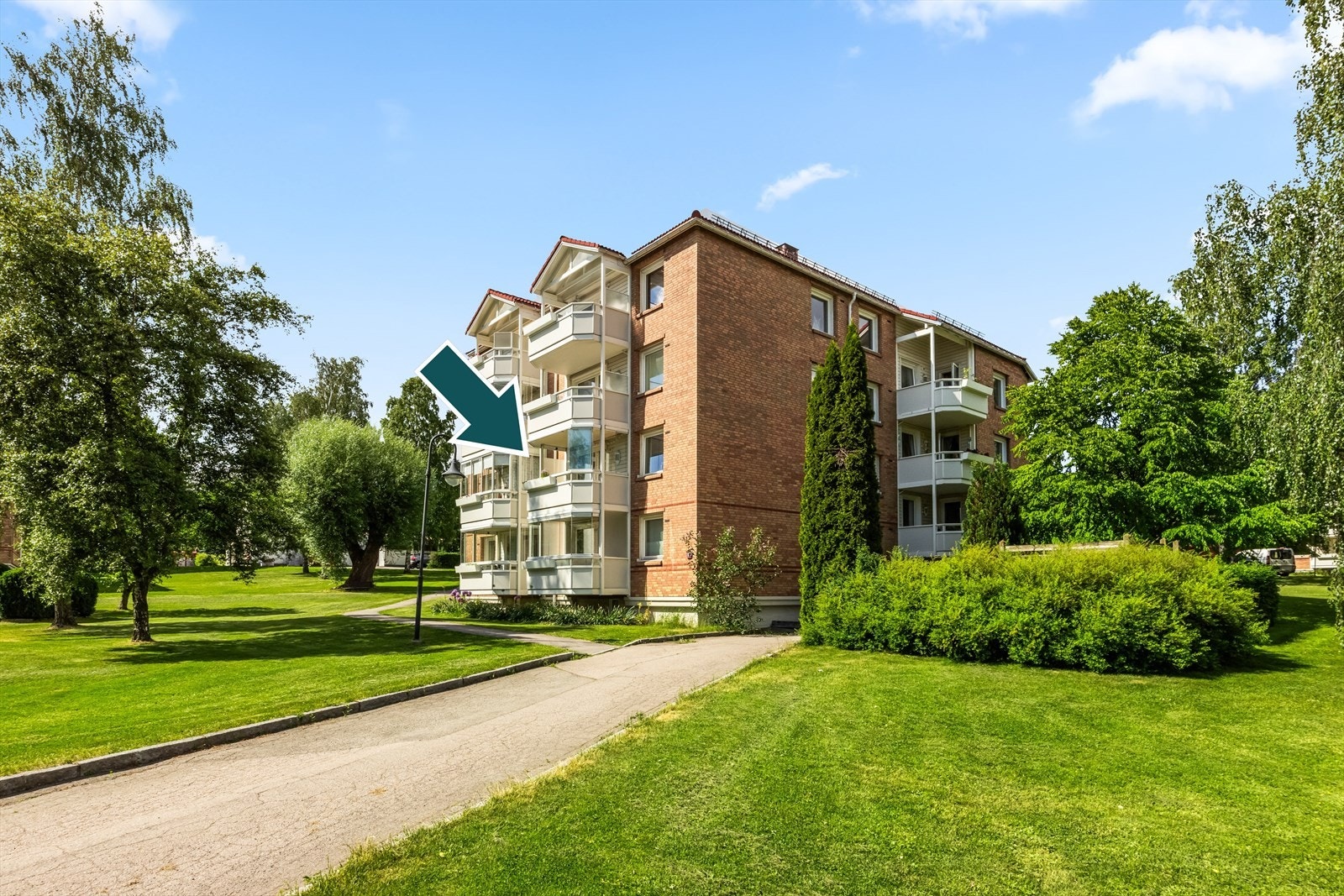 Dette er et hyggelig og veletablert boligområde med store, parkmessige grøntarealer mellom byggene hvor du også har sittegrupper, lekeplasser og beplantning. Galleribilde