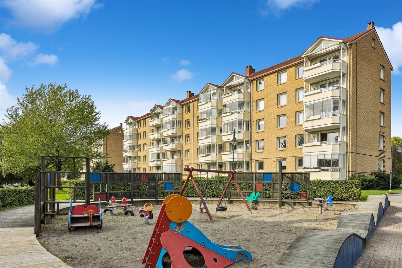 Flere store lekeplasser på borettslagets tomt. Galleribilde