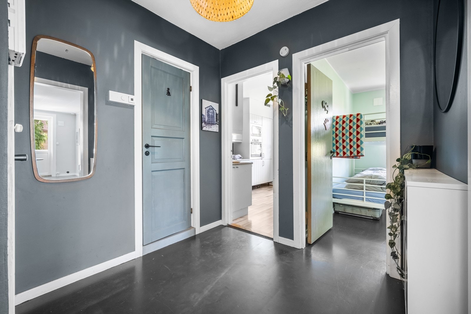 Her ønskes du velkommen inn i en romslig entré med plass til å henge fra seg ytterklær og sette fra seg sko. Galleribilde