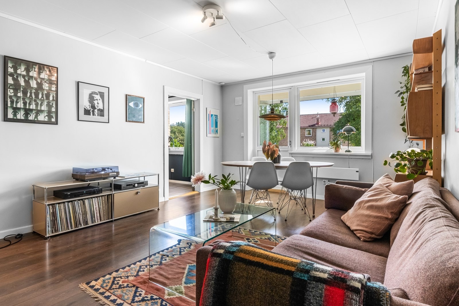 De generøse vindusflatene slipper inn godt med naturlig lys og skaper en luftig atmosfære i boligen. Galleribilde