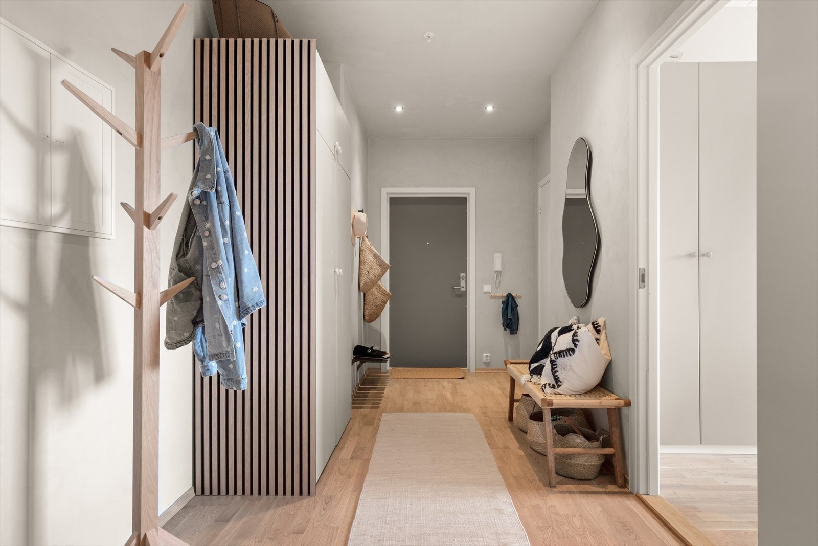 Lys og delikat entré/gang med god plass til å henge fra seg i medfølgende garderobeskap. Galleribilde