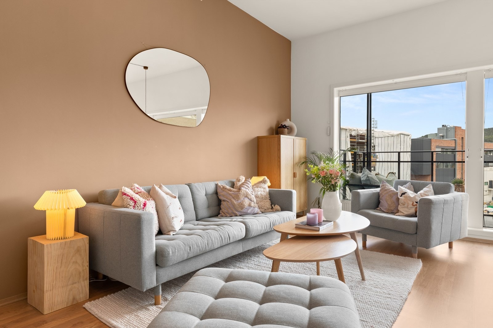 Stuen har god plass til sofagruppe, tv-møbler og spisebord. Galleribilde