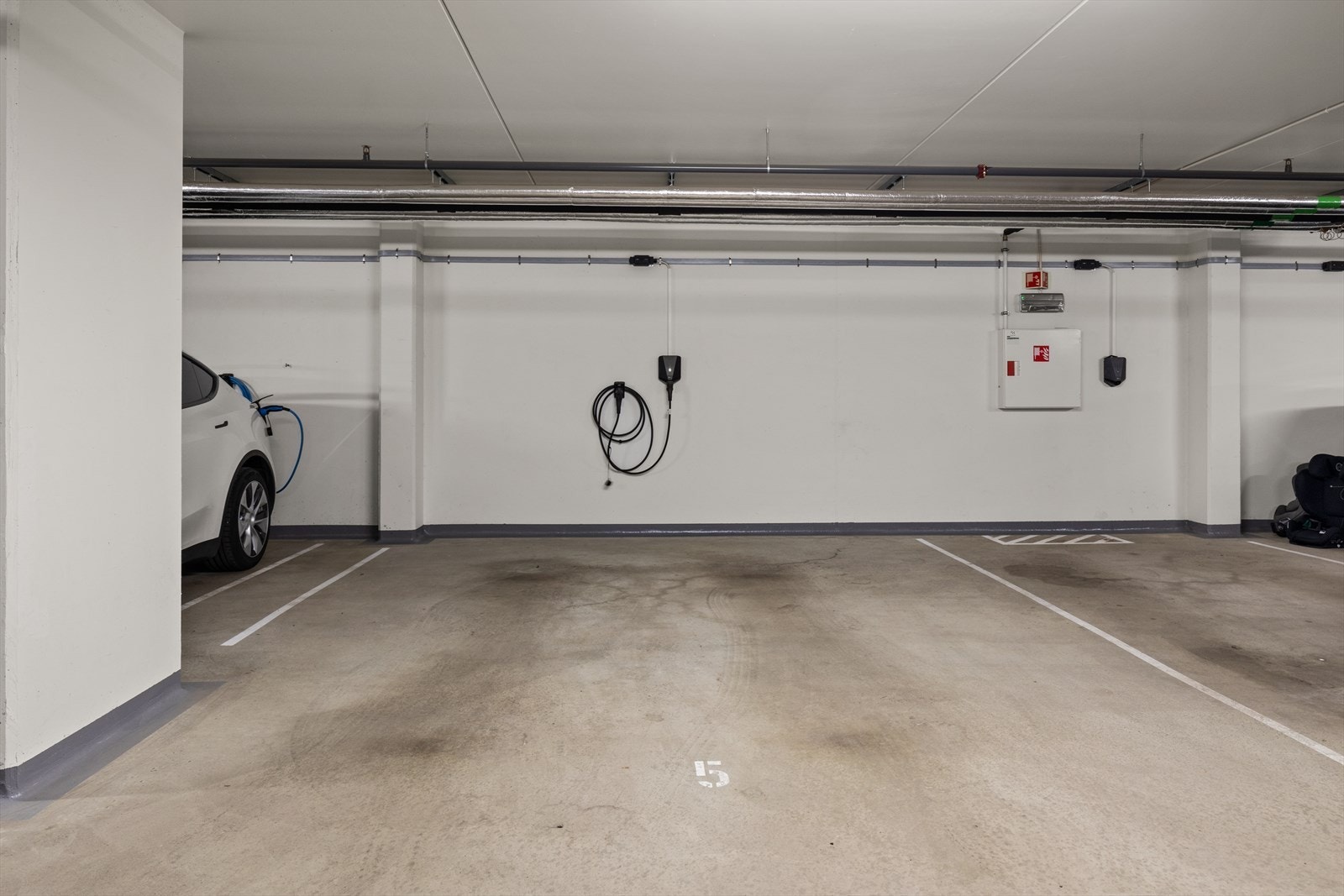 Det medfølger en parkeringsplass i felles garasjeanlegg med ladeboks til elbil. Plassen er målt til ca. 20,8 m². Galleribilde