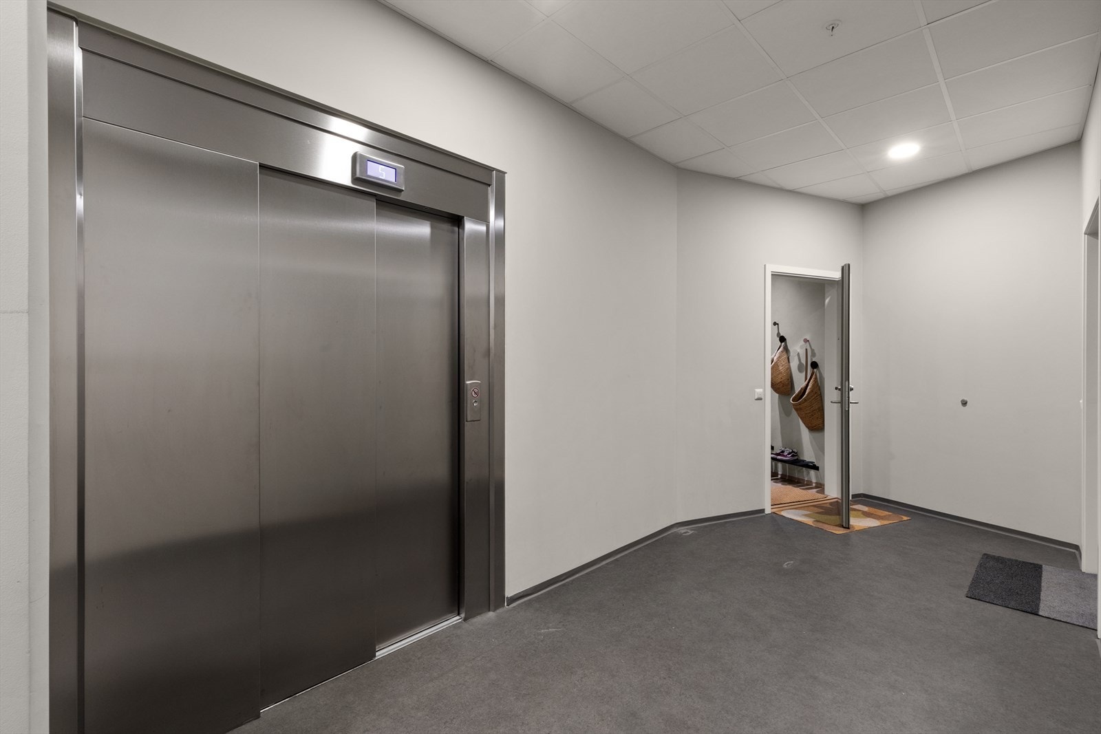 Leiligheten har enkel tilgang med heis opp til leiligheten. Galleribilde
