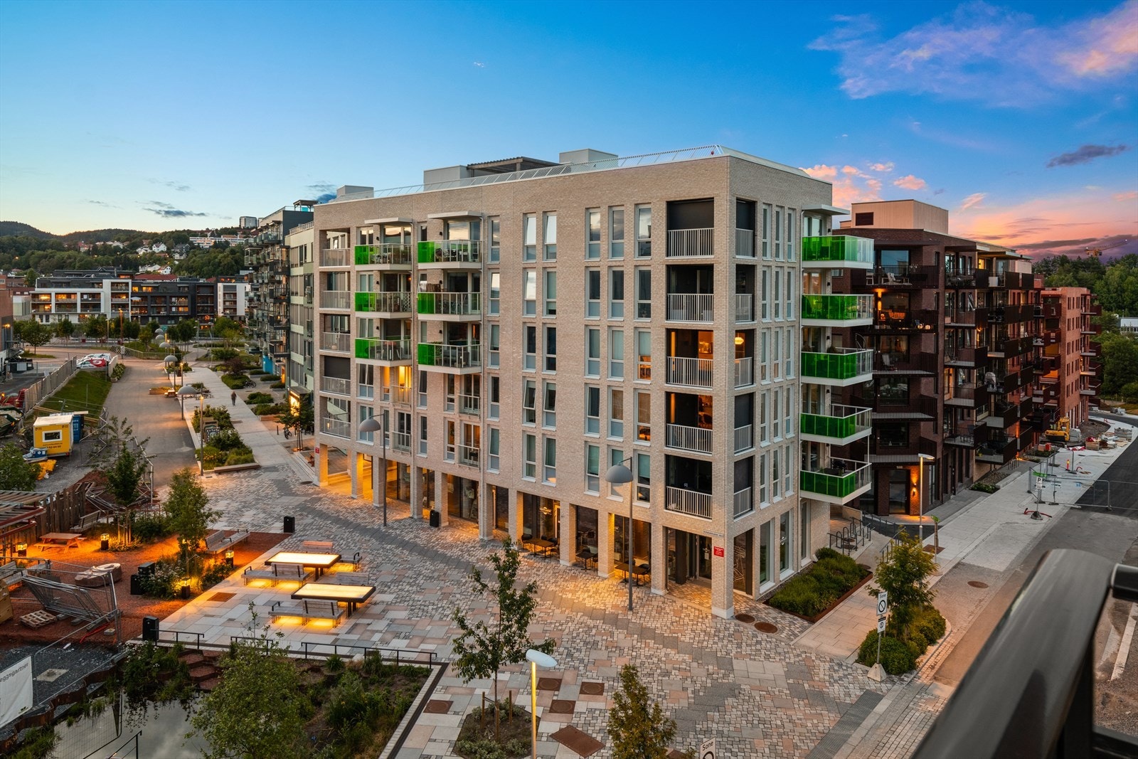 Fra balkongen har du utsikt til torget som kommer til å være en nydelig møteplass for beboerne i området. Galleribilde